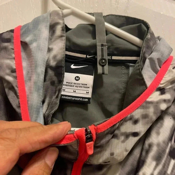 WOMEN S NIKE PRINTED TRAIL KIGER PACKABLE RUNNING ATHLETIC JACKET - Picture 8 of 12
